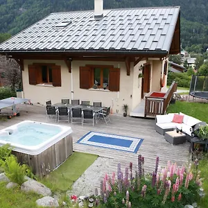https://chamonix-luxury-chalet-sleeps-12-large-200m2-5-bedroom.hotels-rhonealpes.com